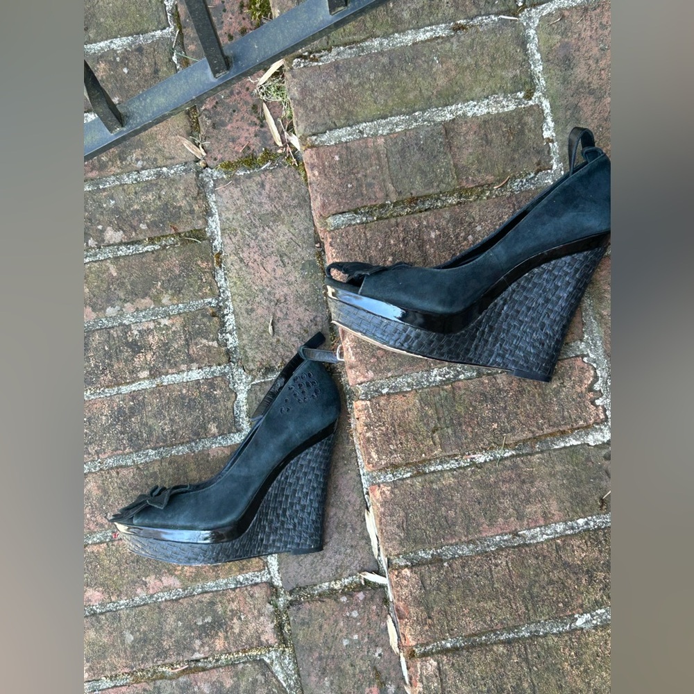 Charles David Black Wedge Heels y.